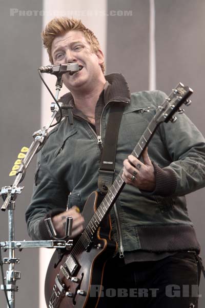 QUEENS OF THE STONE AGE - 2010-08-28 - SAINT CLOUD - Domaine National - Grande Scene - Joshua Michael Homme III